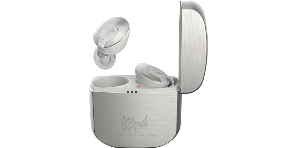 Boite d'écouteurs klipsch silver positionner de face, poser sur une table avec les deux écouteurs  posé à côté de la boite