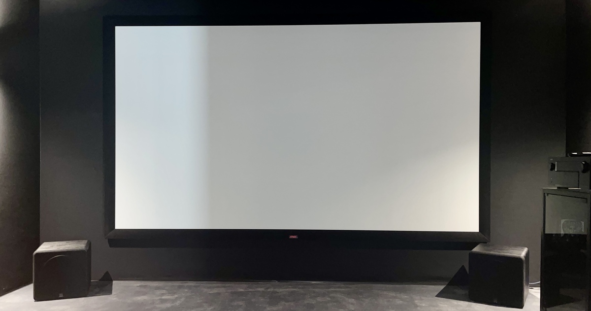 Scène avant de la salle de cinéma, écran de projection Oray - iacono.fr